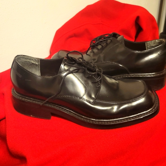 Dress shoes - Picture 1 of 3
